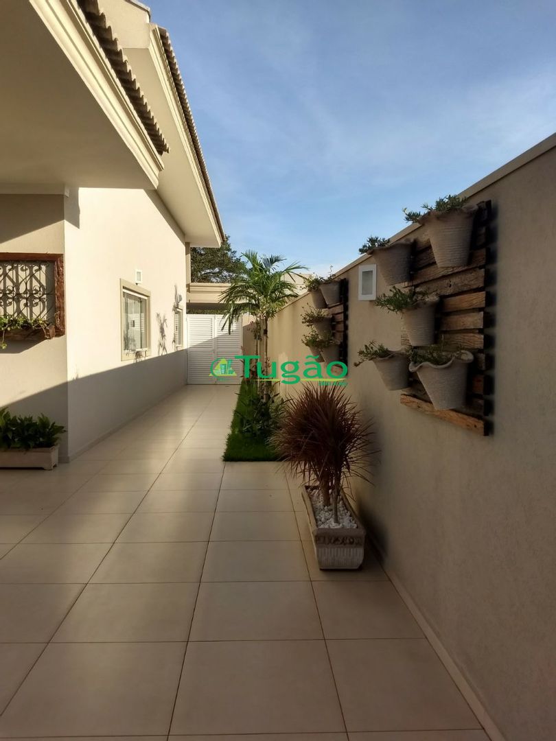 Casa de Condomínio com 3 quartos à venda, 220m² — foto 2 de 16