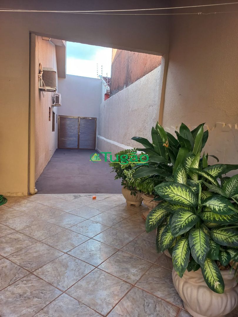 Casa com 3 quartos à venda, 234m² — foto 2 de 12