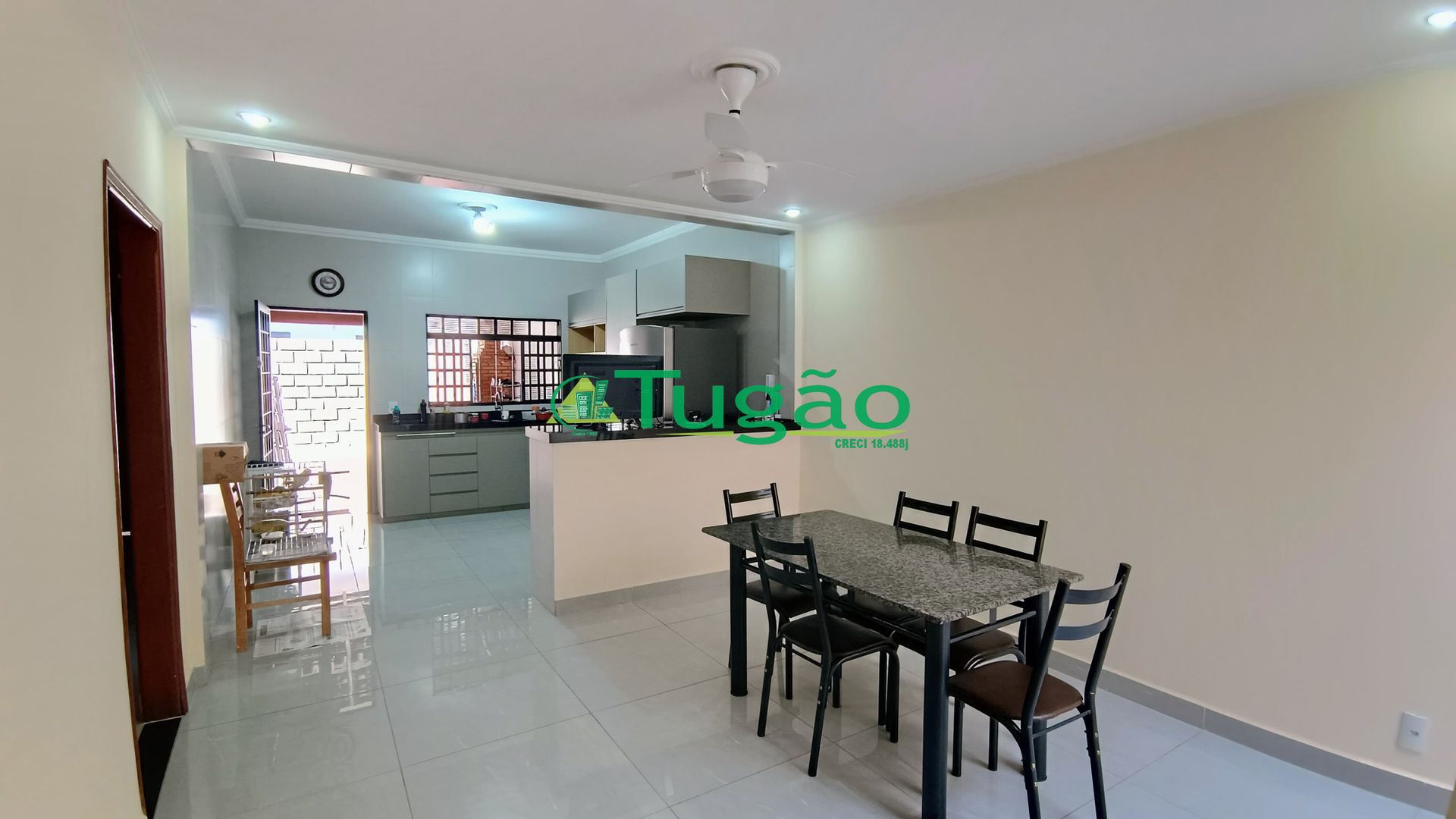 Casa com 3 quartos à venda, 210m² — foto 2 de 23