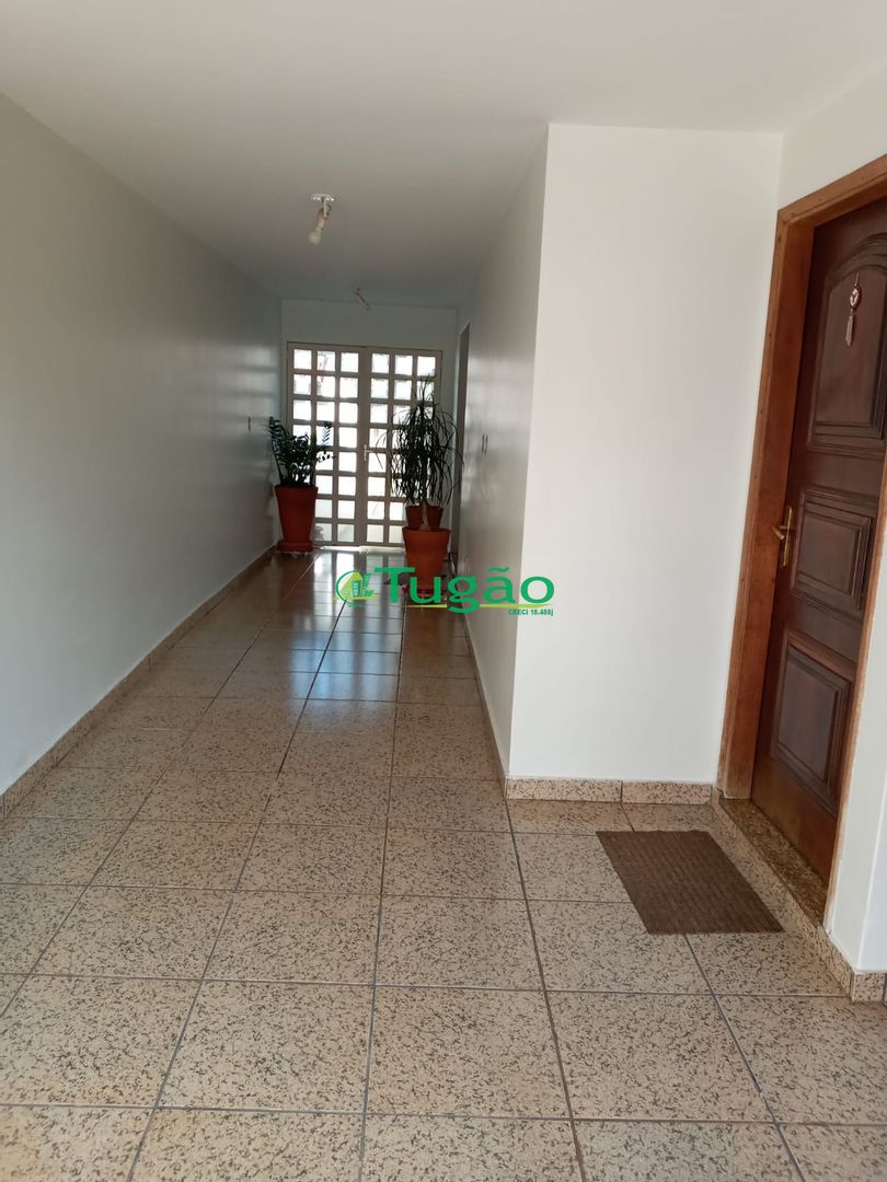 Casa com 3 quartos à venda, 181m² — foto 2 de 16