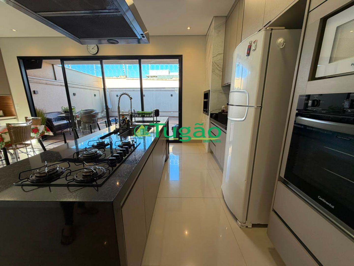 Casa de Condomínio com 3 quartos para aluguel, 200m² — foto 2 de 37