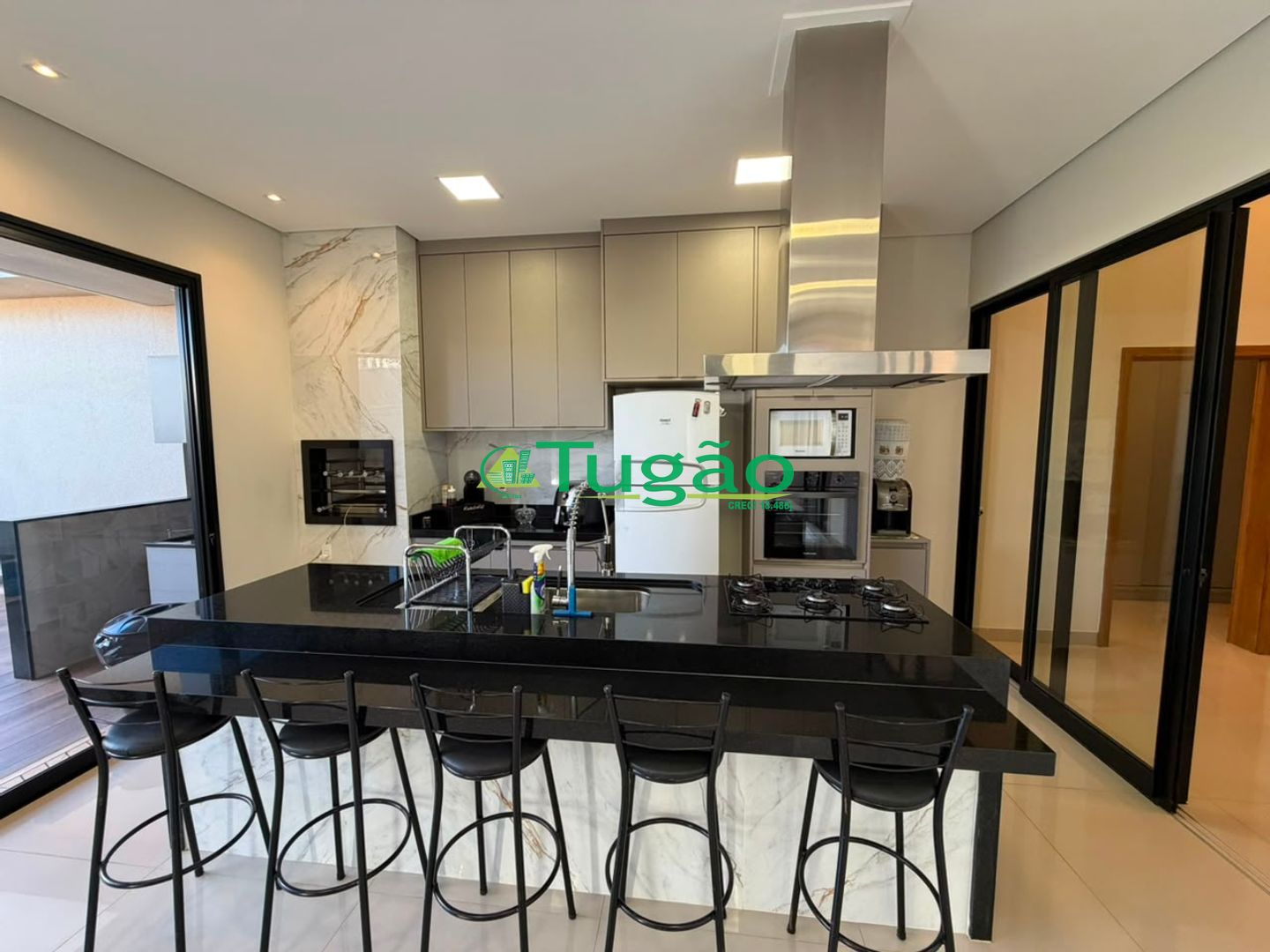 Casa de Condomínio com 3 quartos para aluguel, 200m² — foto 3 de 37