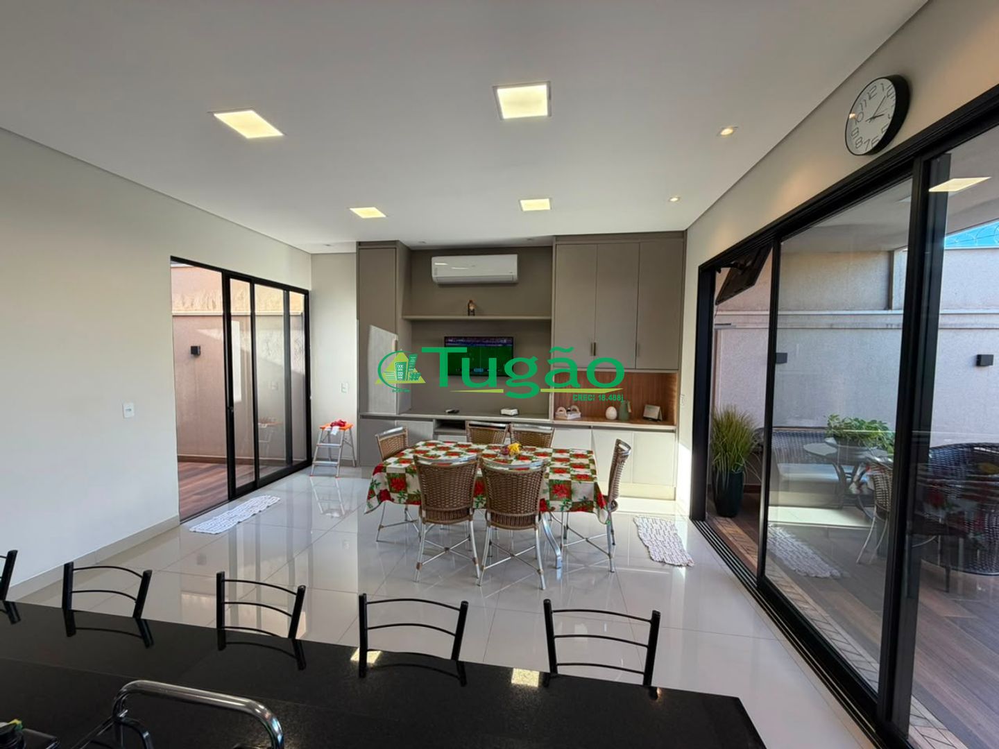 Casa de Condomínio com 3 quartos para aluguel, 200m² — foto 1 de 37