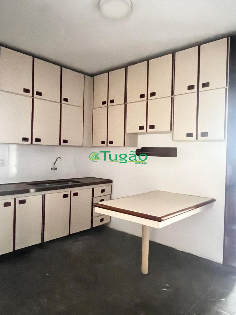 Casa com 4 quartos à venda, 240m² — foto 2 de 8