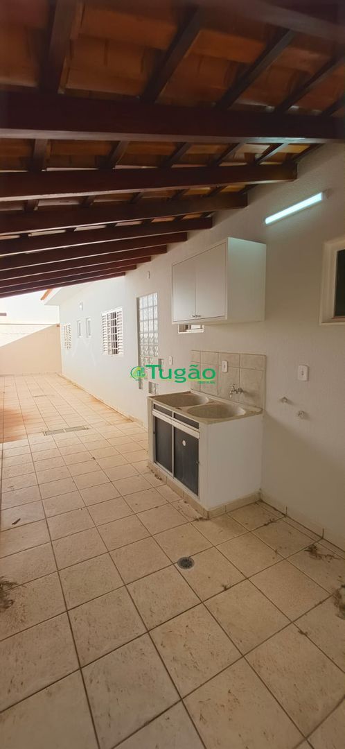 Casa com 4 quartos para aluguel, 330m² — foto 8 de 35