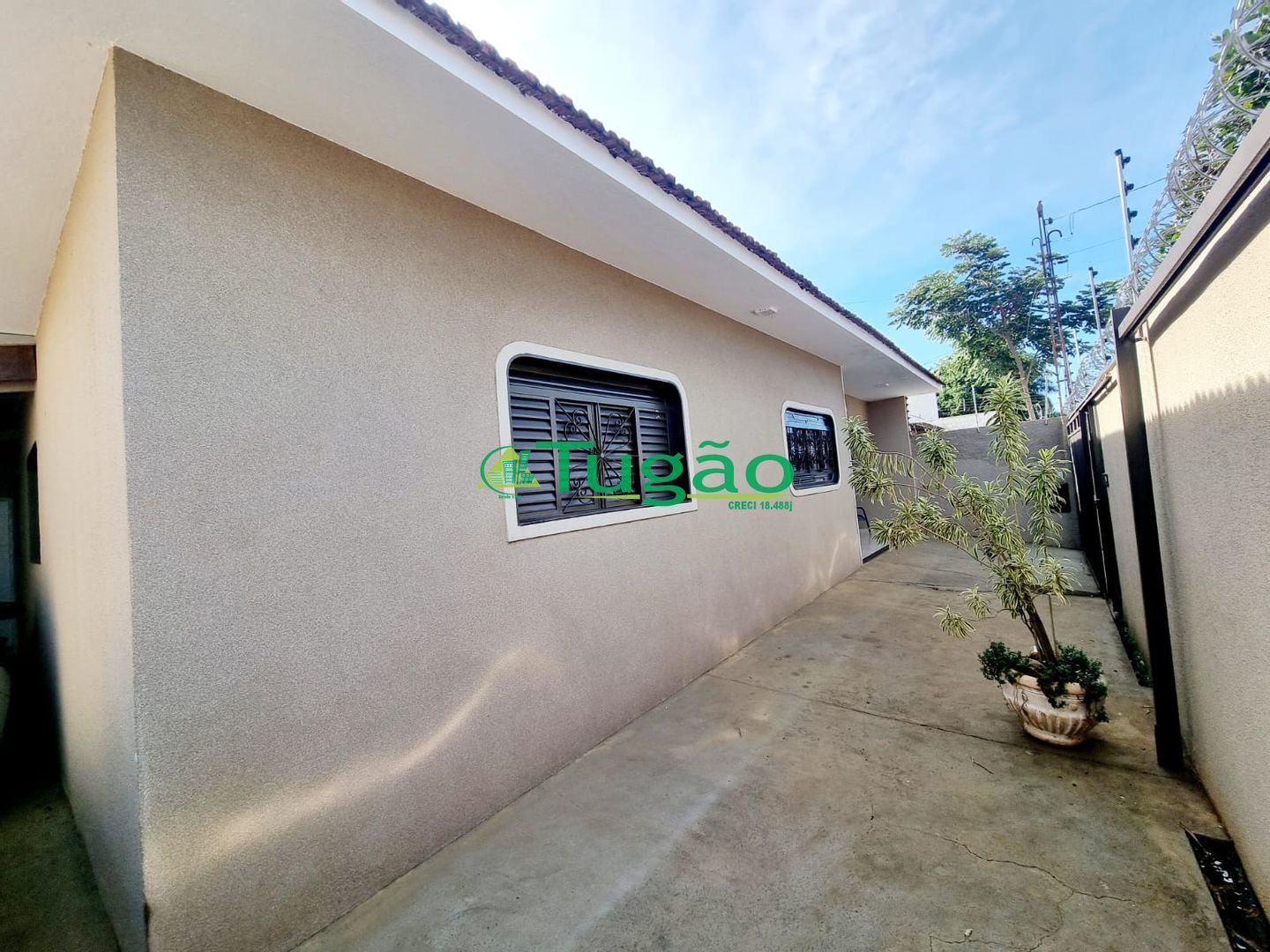 Casa com 3 quartos à venda, 165m² — foto 2 de 8