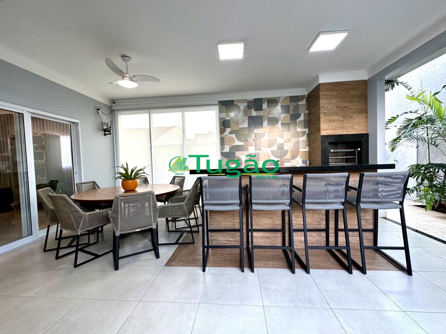 Casa de Condomínio com 4 quartos à venda, 300m² — foto 2 de 25