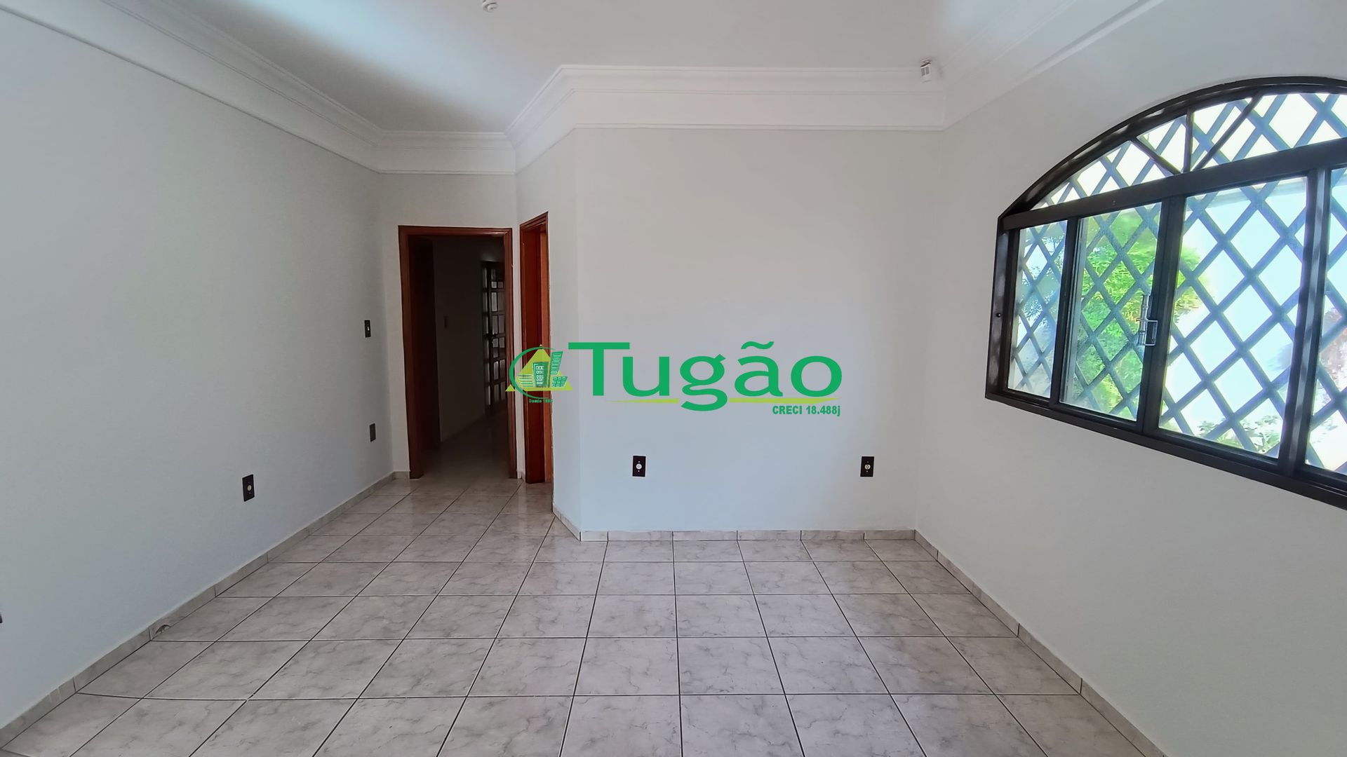 Casa com 3 quartos à venda, 250m² — foto 2 de 20