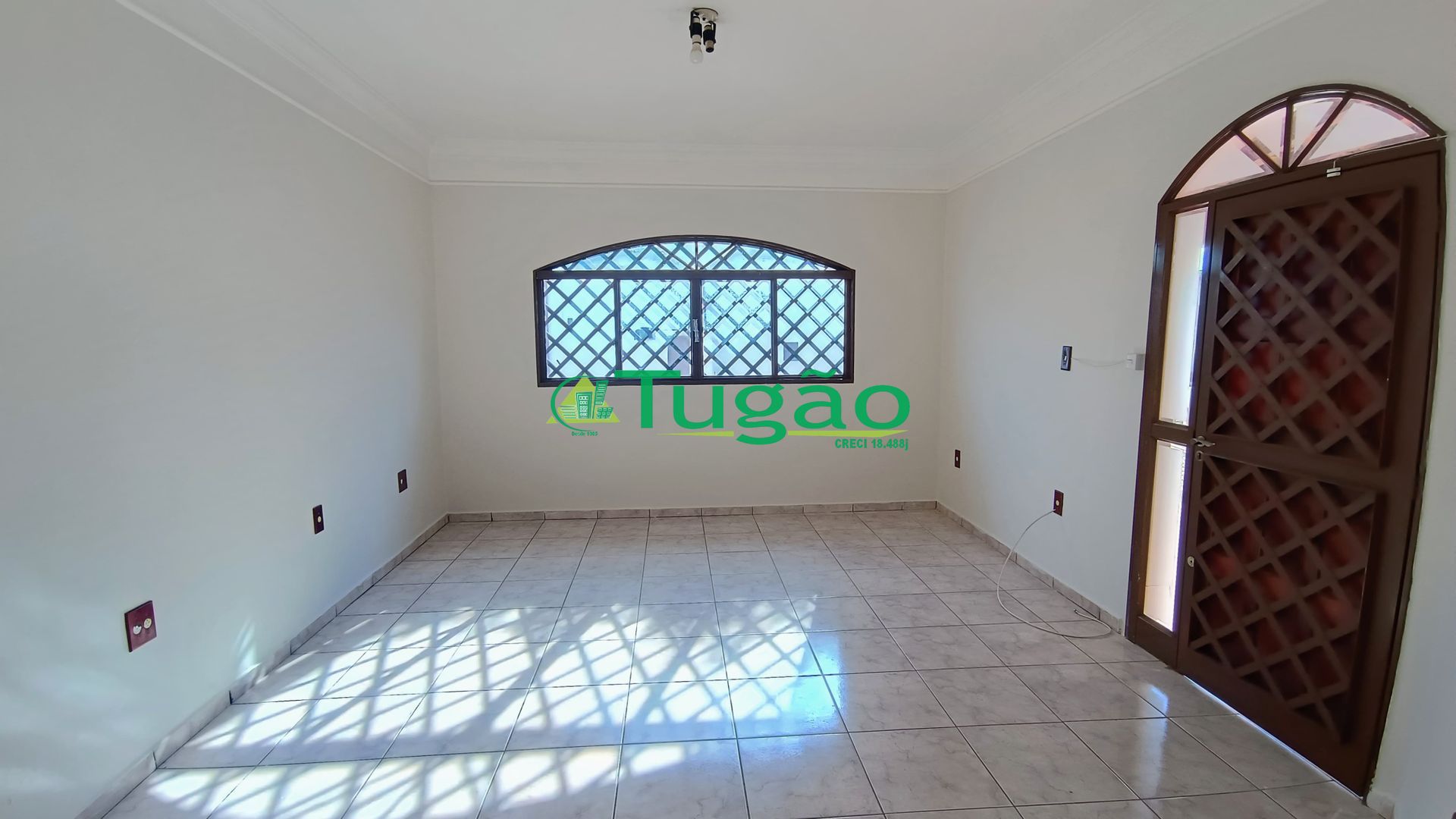 Casa com 3 quartos à venda, 250m² — foto 1 de 20