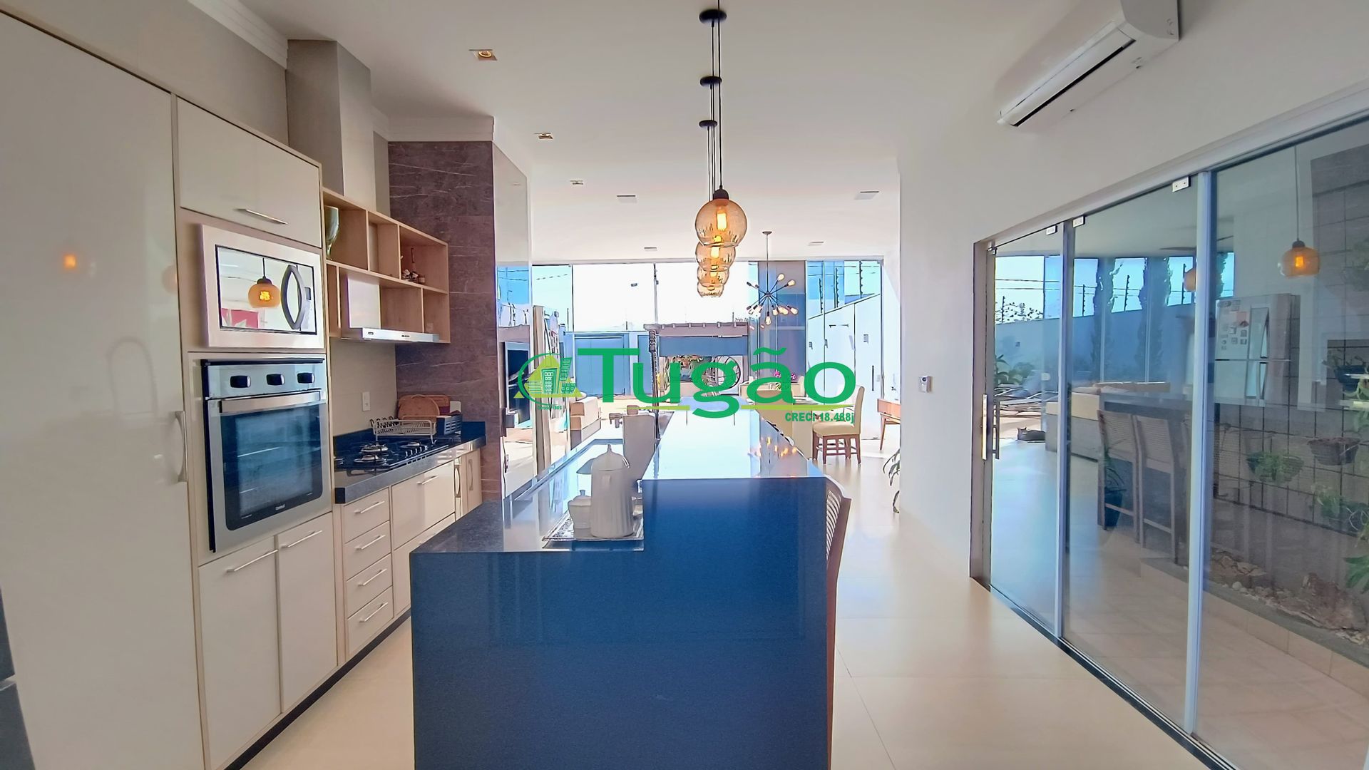 Casa com 3 quartos à venda, 250m² — foto 2 de 24