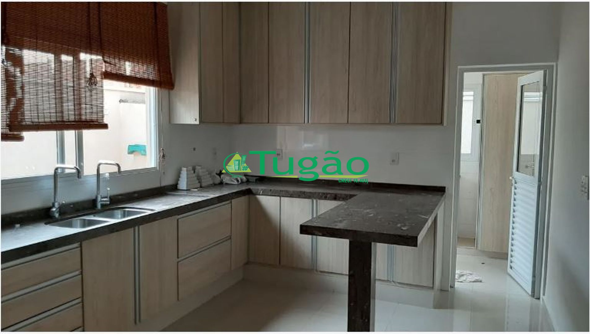 Casa de Condomínio com 3 quartos à venda, 228m² — foto 3 de 11