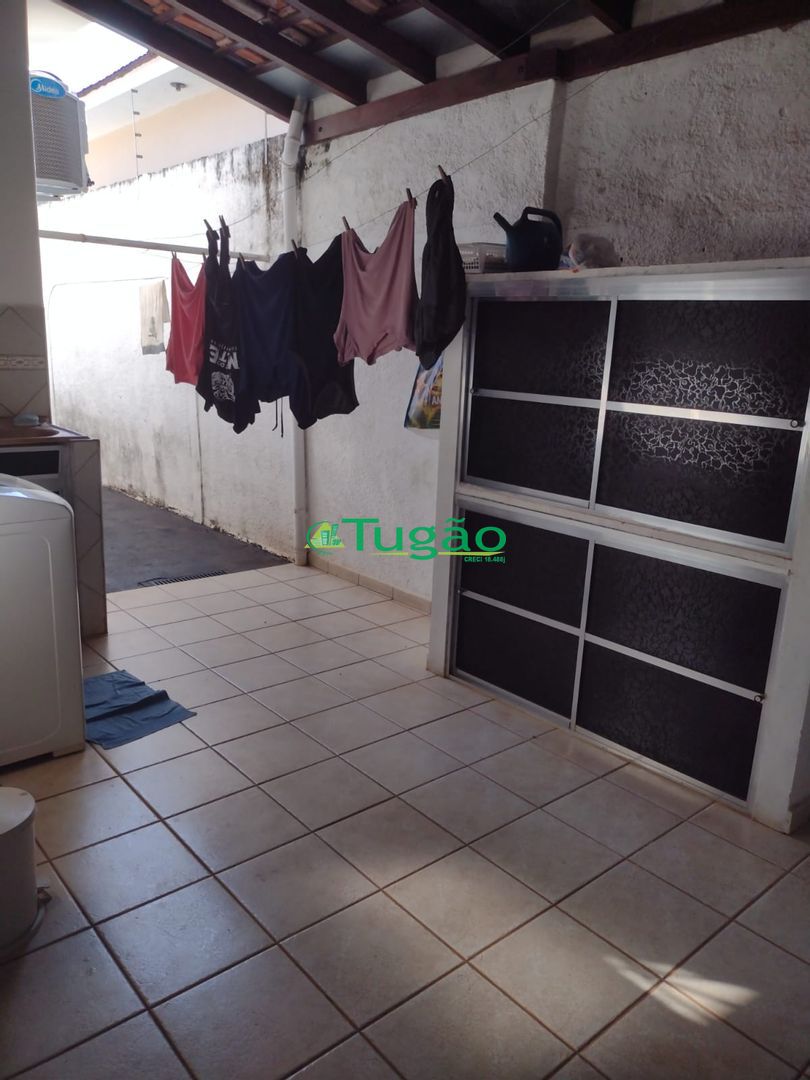 Casa com 3 quartos à venda, 165m² — foto 2 de 23