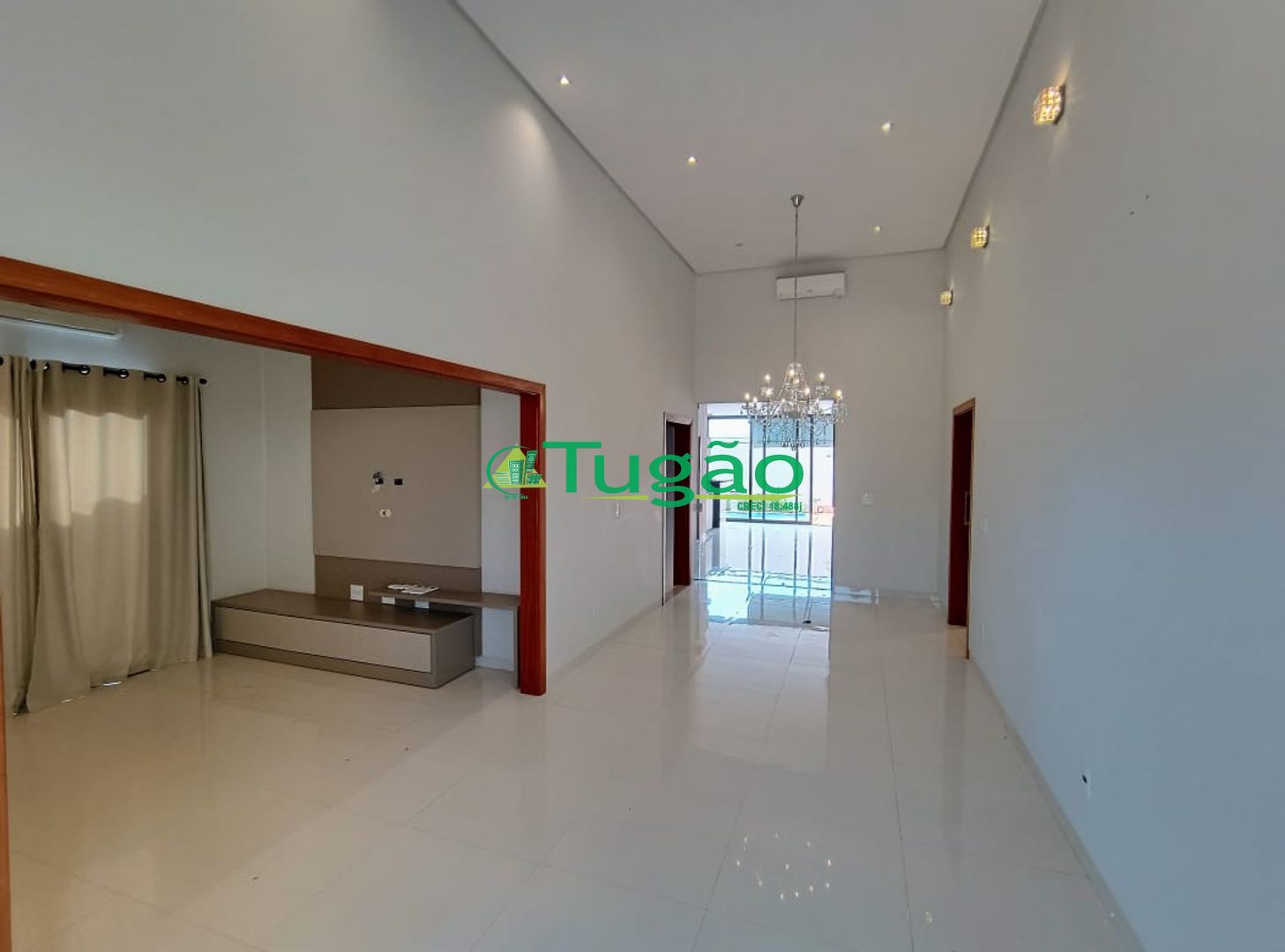 Casa de Condomínio com 3 quartos para aluguel, 210m² — foto 3 de 32
