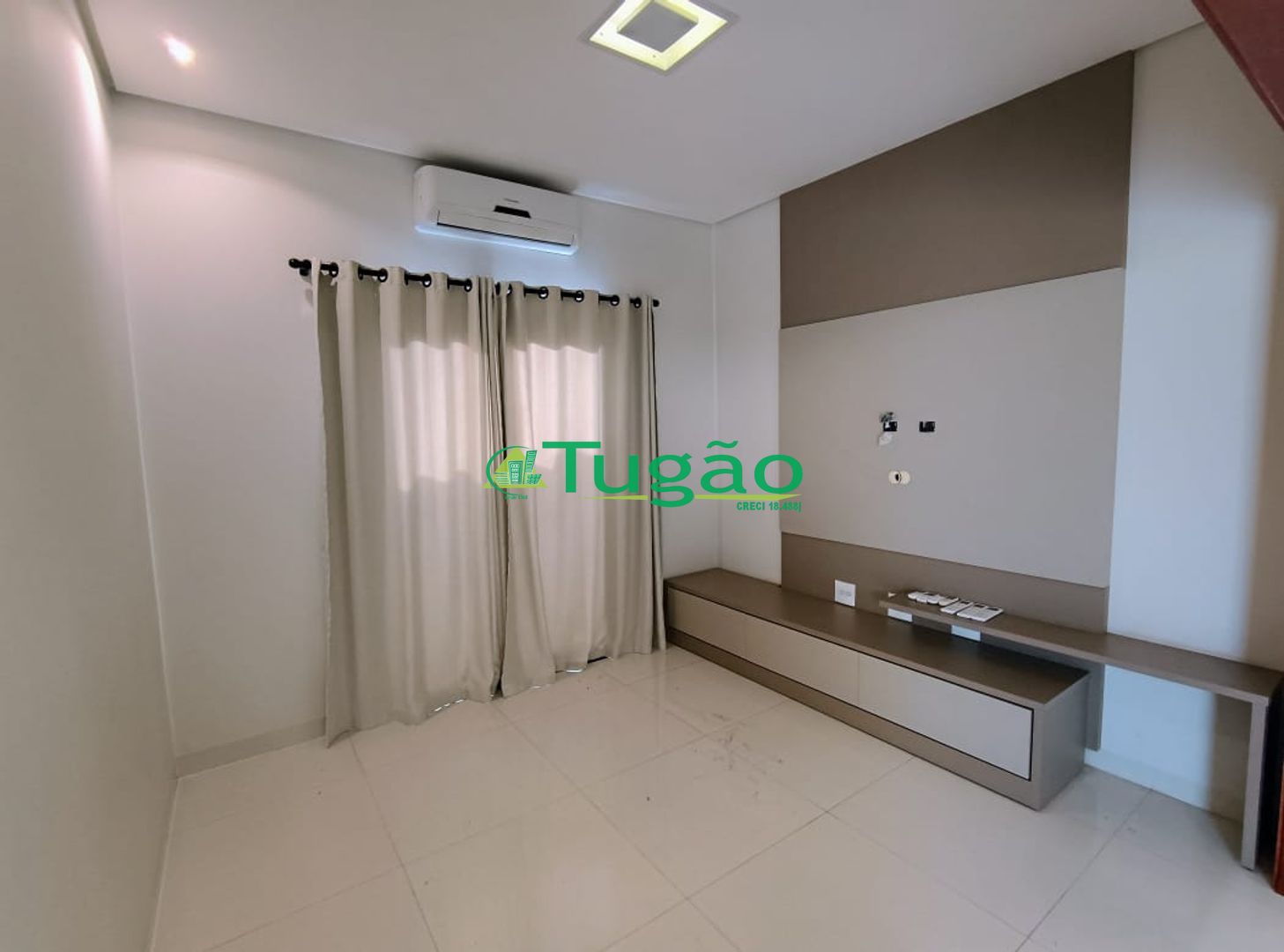 Casa de Condomínio com 3 quartos para aluguel, 210m² — foto 2 de 32