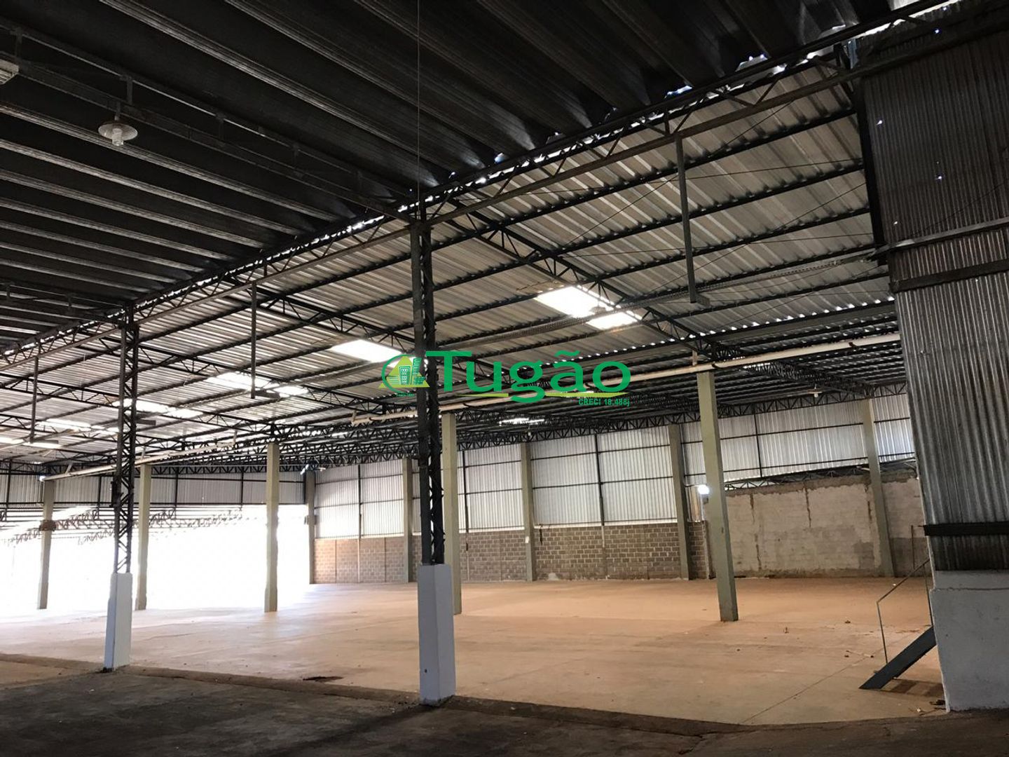 Galpão / Depósito / Armazém  à venda, 2300m² — foto 1 de 7