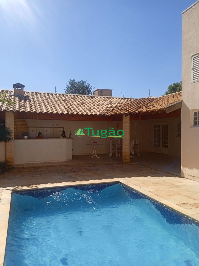 Casa com 3 quartos à venda, 250m² — foto 1 de 12