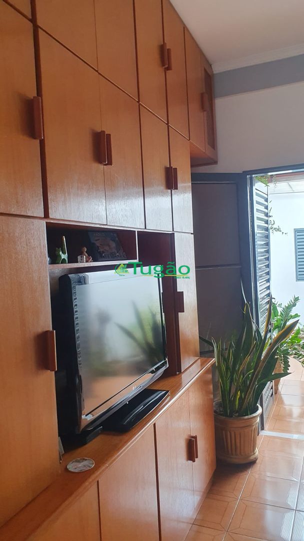 Casa com 3 quartos à venda, 250m² — foto 2 de 8
