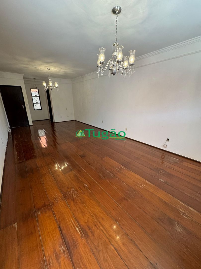 Casa com 3 quartos à venda, 258m² — foto 2 de 12